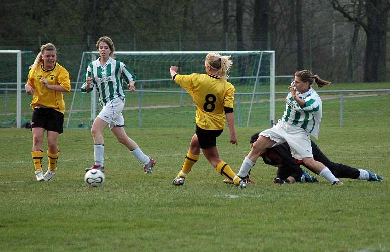 2007_0425_06.JPG - 1-0 till Arboga Södra genom Emelie Larsson, på en målvaktsretur